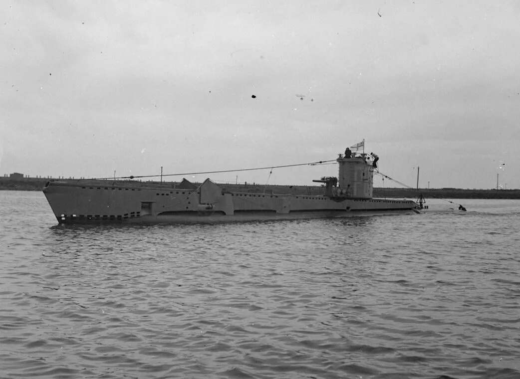 HMSM VENTURER underway.