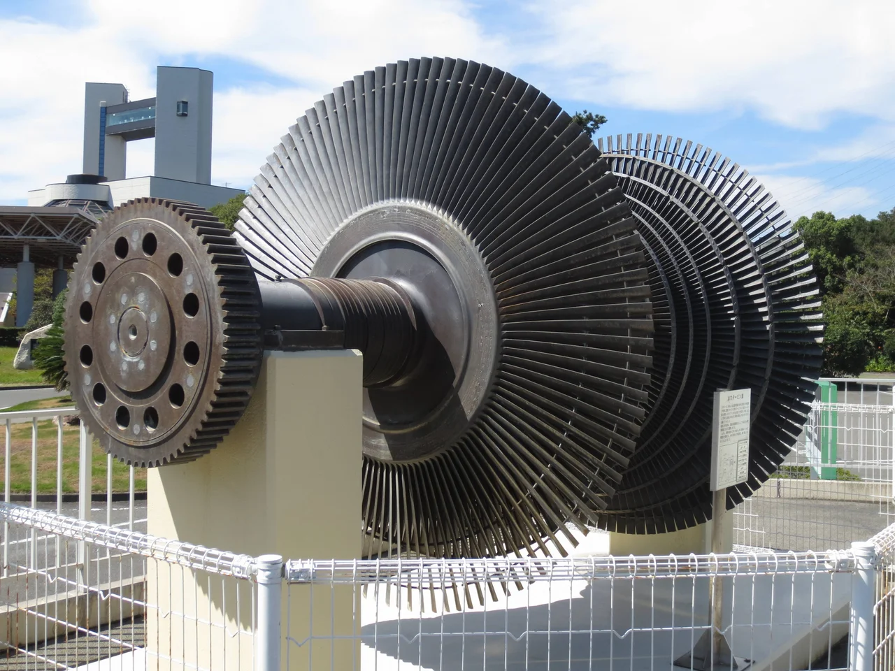 Hamaoka Nuclear Exhibition Center Shin-Nagoya Thermal Power Station Unit-3 low pressure steam turbine rotor.